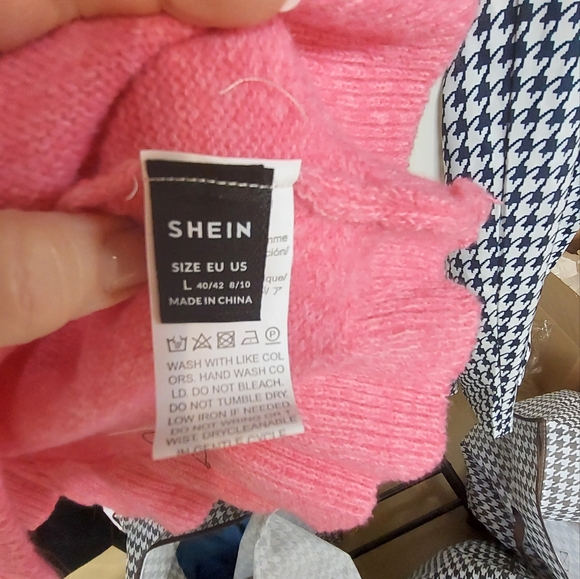 Ruffle hem Barbie pink sweater skirt - Picture 4 of 4